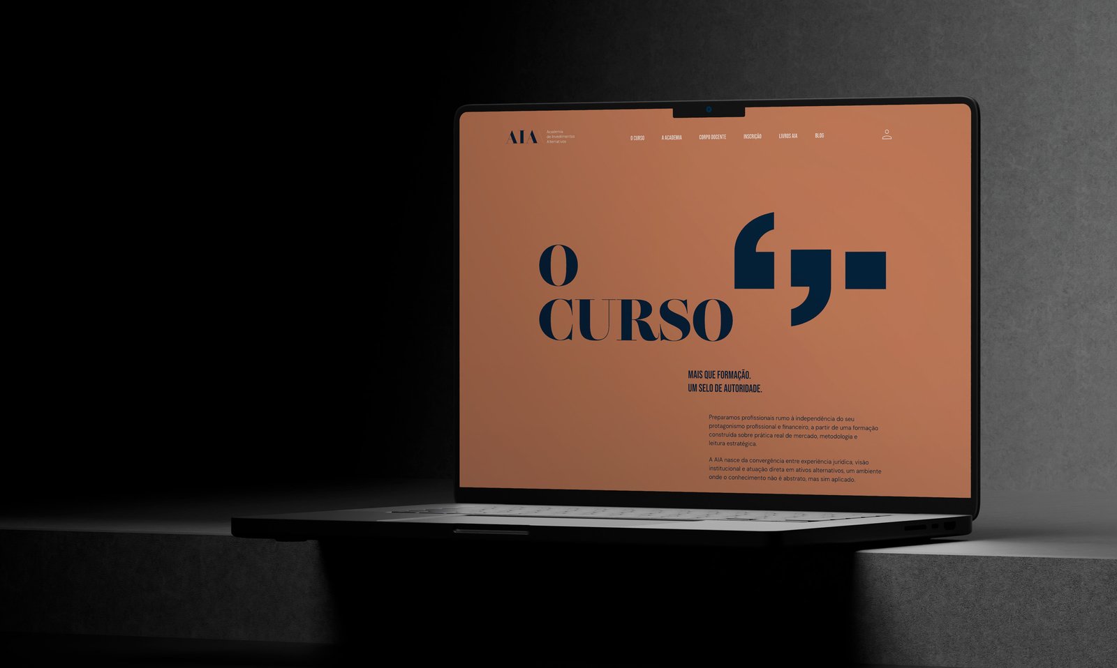 Site da AIA aberto em notebook na página O Curso