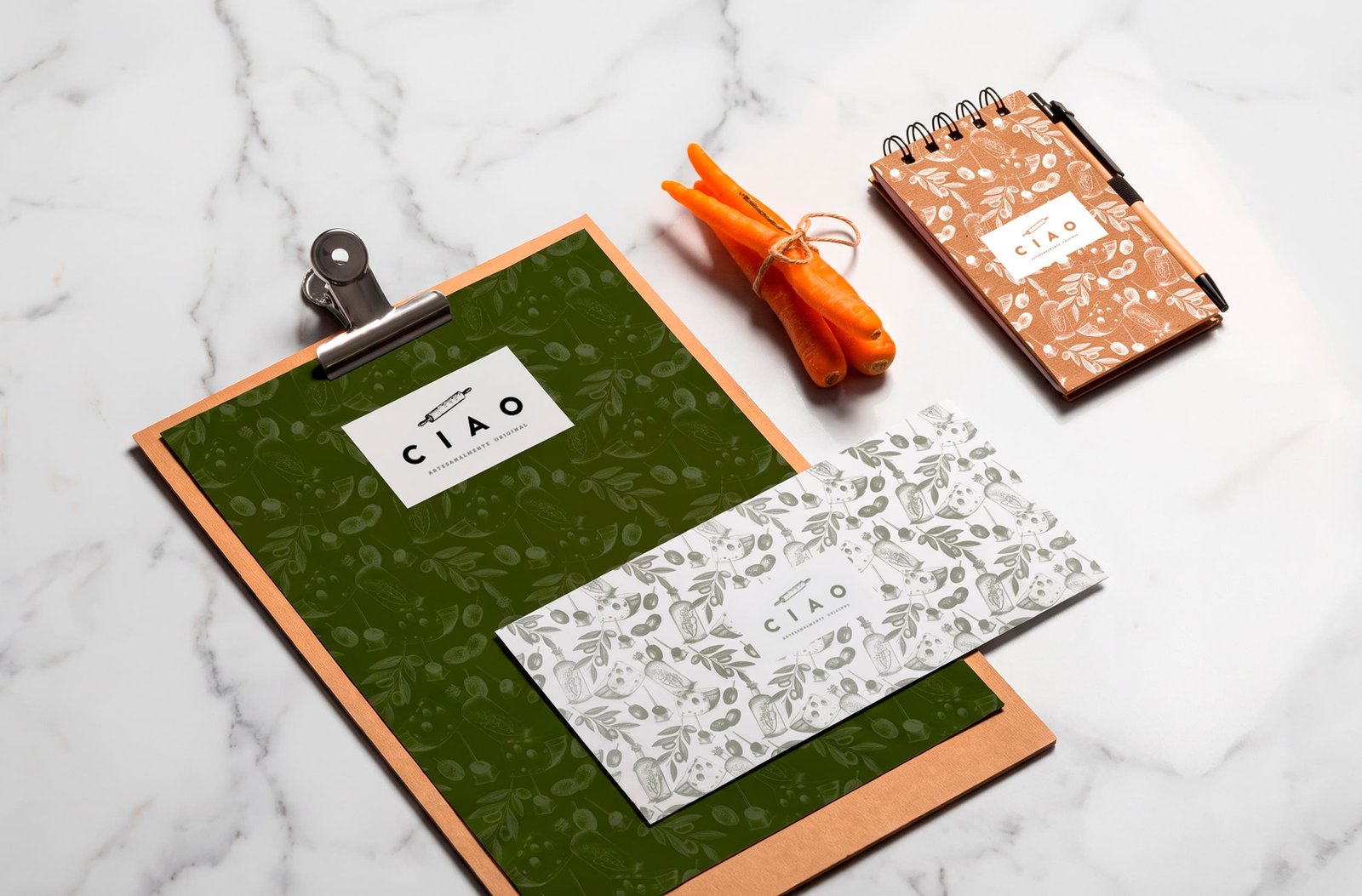 Papelaria da CIAO: prancheta verde, envelope e bloco com a estampa da marca