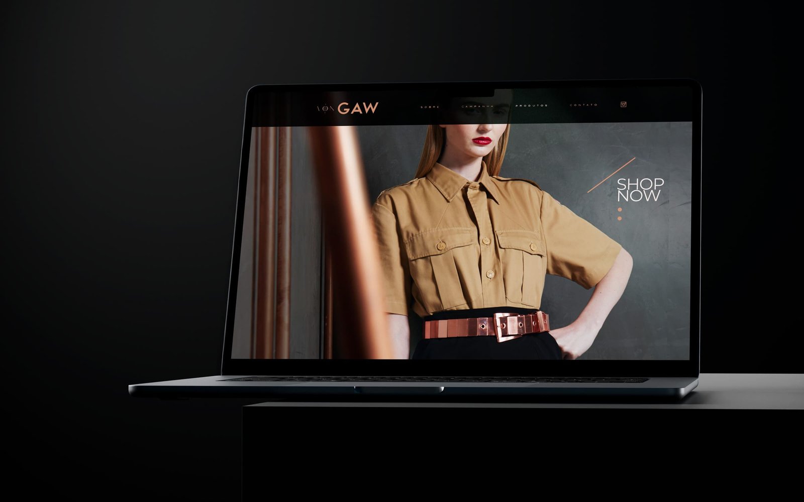 Site da VonGAW em notebook, com modelo de camisa cáqui e cinto de couro