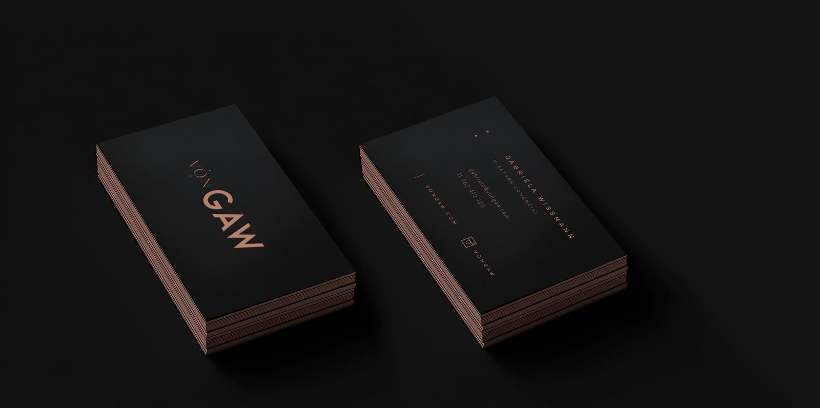 Cartões de visita da VonGAW em preto com logotipo em cobre