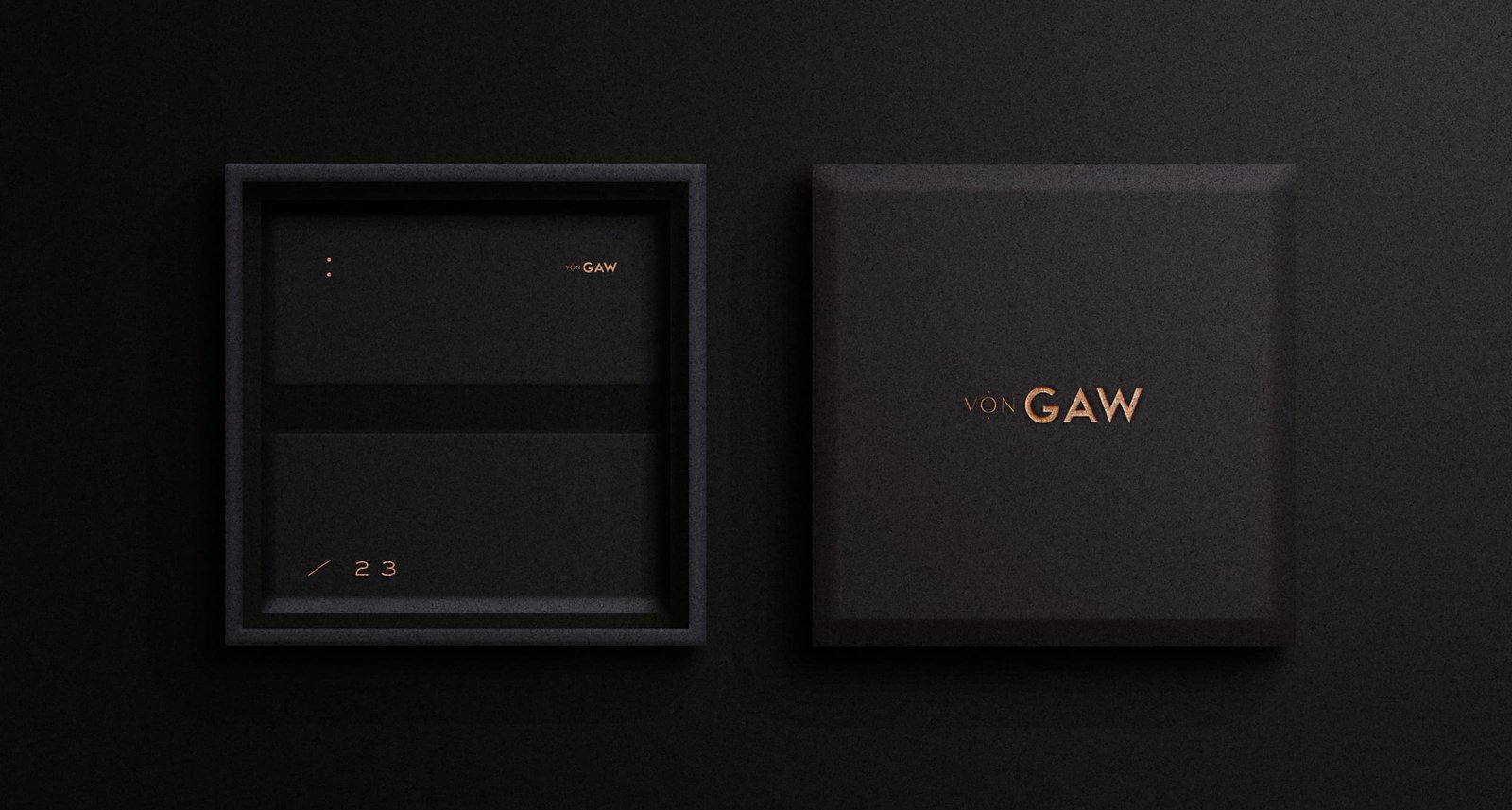 Caixa preta da VonGAW aberta e fechada, com logotipo em cobre