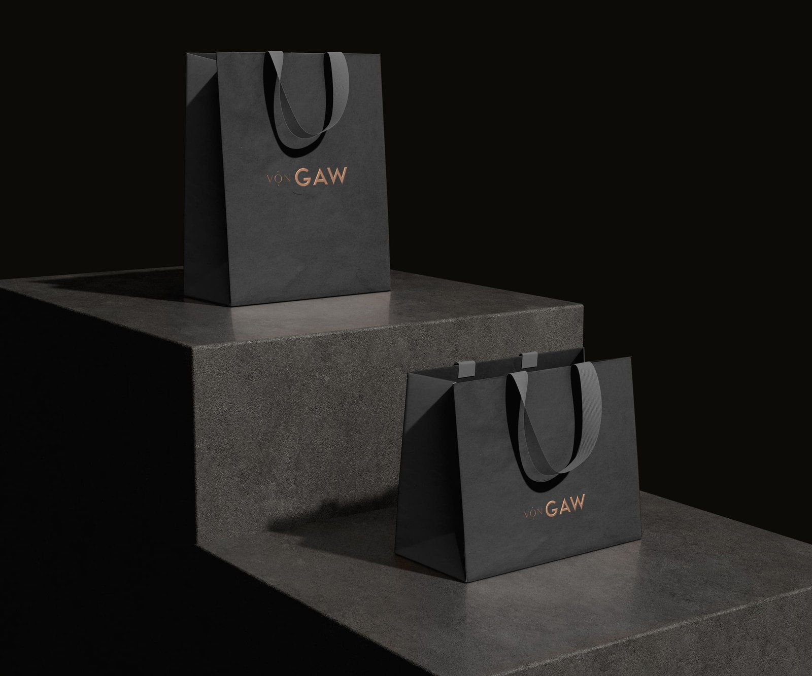 Sacolas pretas da VonGAW com logotipo em cobre sobre degraus de pedra